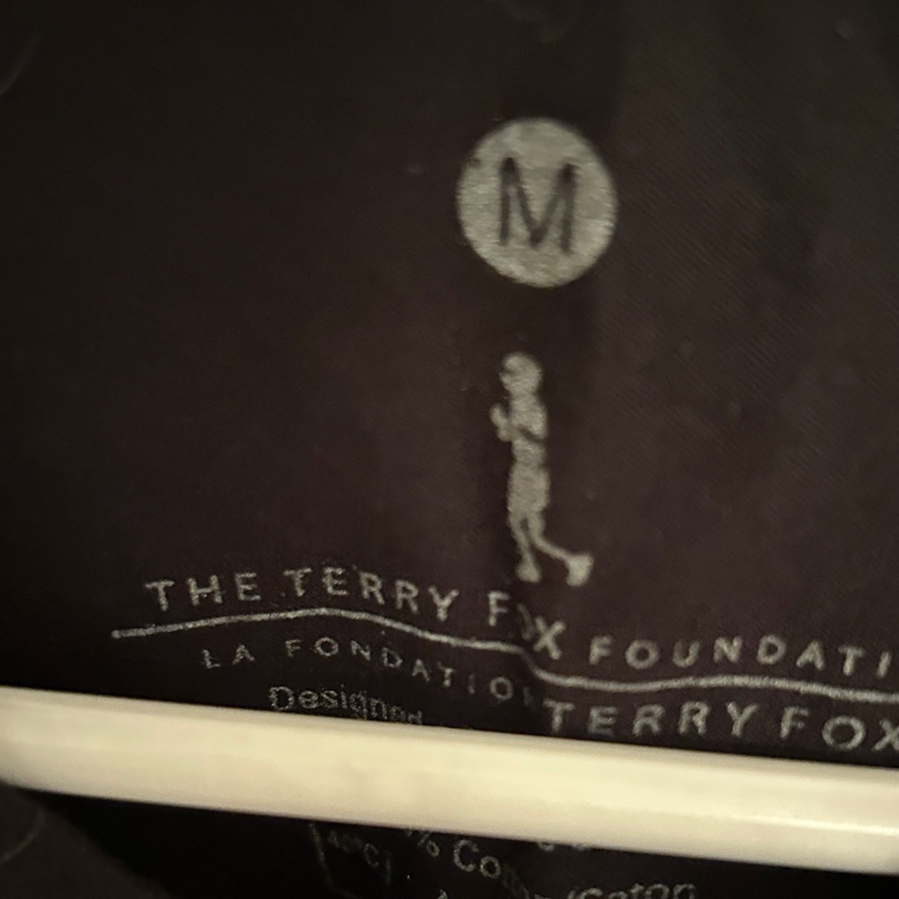Black Terry Fox T-Shirt with Maple Leaf Design, size M - Picture 3 of 4